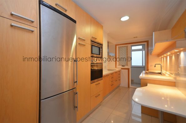 Céntrico apartamento de dos dormitorios, dos baños y garaje en Residencial Fraga, Plaza Fernando Conde-Vigo_zona centro