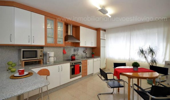 Amplia y soleada vivienda de tres dormitorios con garaje, C/ Camelias-Vigo_zona centro