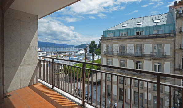 Amplia vivienda luminosa y soleada, con terraza y vistas, C/ A Laxe-Vigo_zona marítima centro