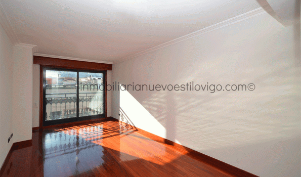 Soleado apartamento de dos dormitorios con garaje en la calle Rosalía de Castro_Vigo-zona centro