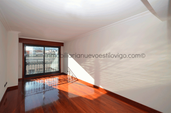 Soleado apartamento de dos dormitorios con garaje en la calle Rosalía de Castro_Vigo-zona centro