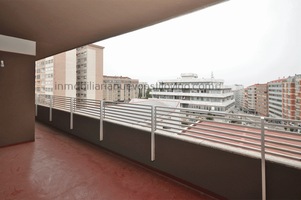 Amplia vivienda a reformar, de cinco habitaciones, con terraza, en la Plaza de América-Vigo_zona Traviesas
