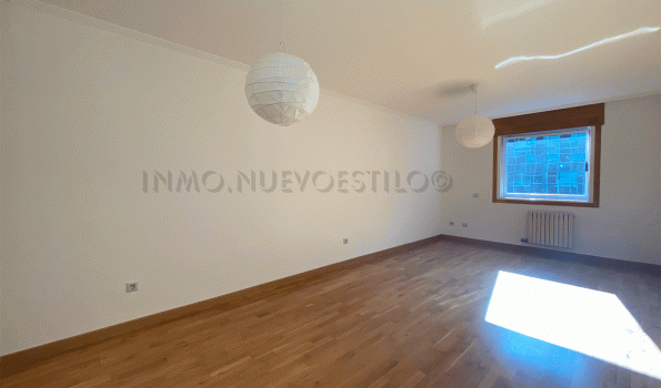 Soleado y céntrico apartamento de dos dormitorios, dos baños y garaje en Residencial Fraga, Plaza Fernando Conde-Vigo_zona centro