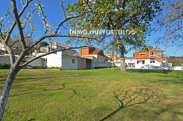 Casa con tres viviendas independientes con bonito y soleado jardín, en San Pedro de la Ramallosa-Nigrán-zona playas